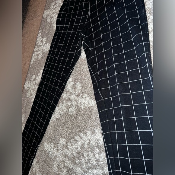 đź–¤Express stretches, size XS, black and white stripe plaid design đź–¤ - Picture 6 of 10
